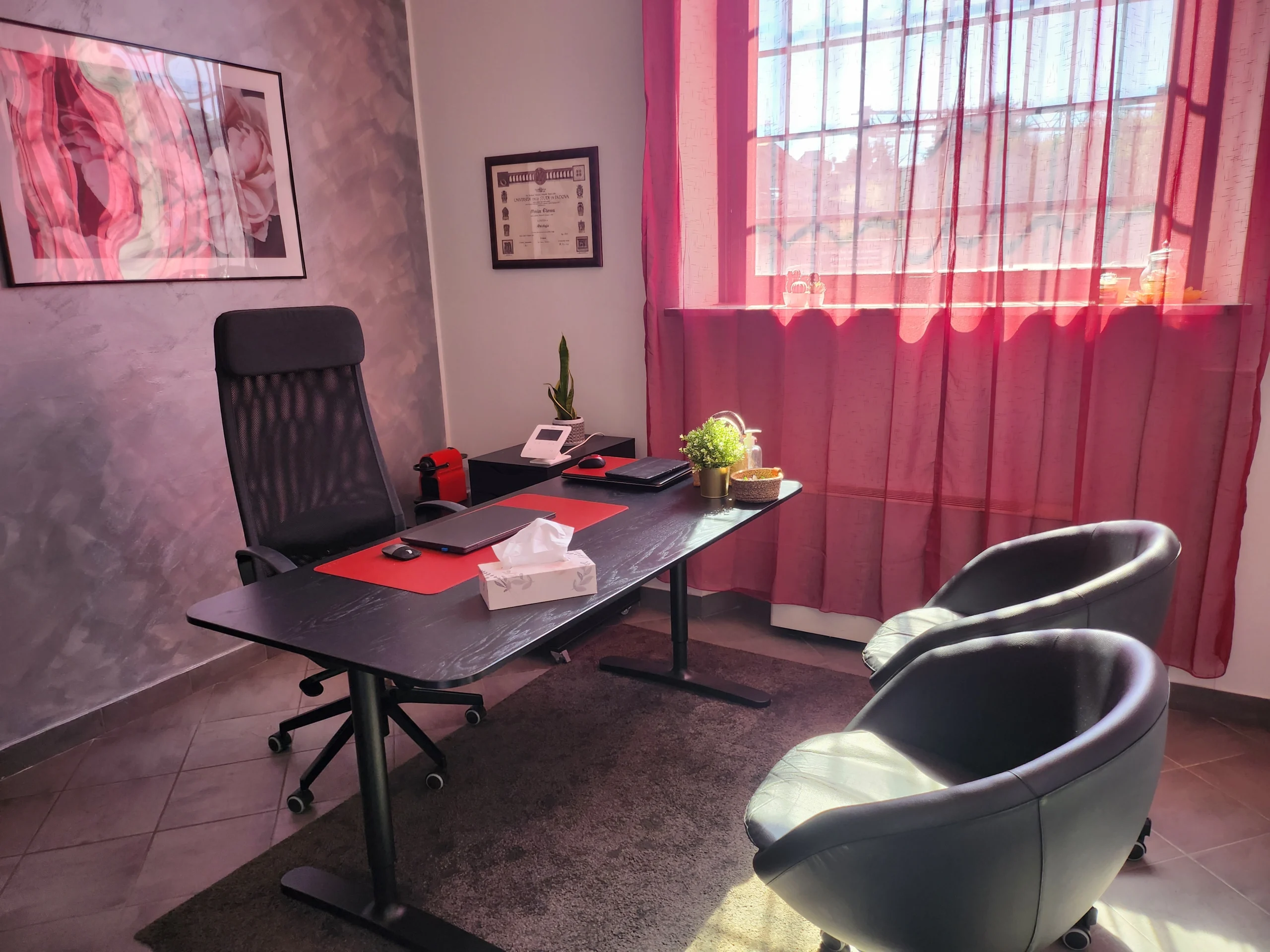 Studio professionale del Centro Psicologia Bollate illuminato dalla luce naturale