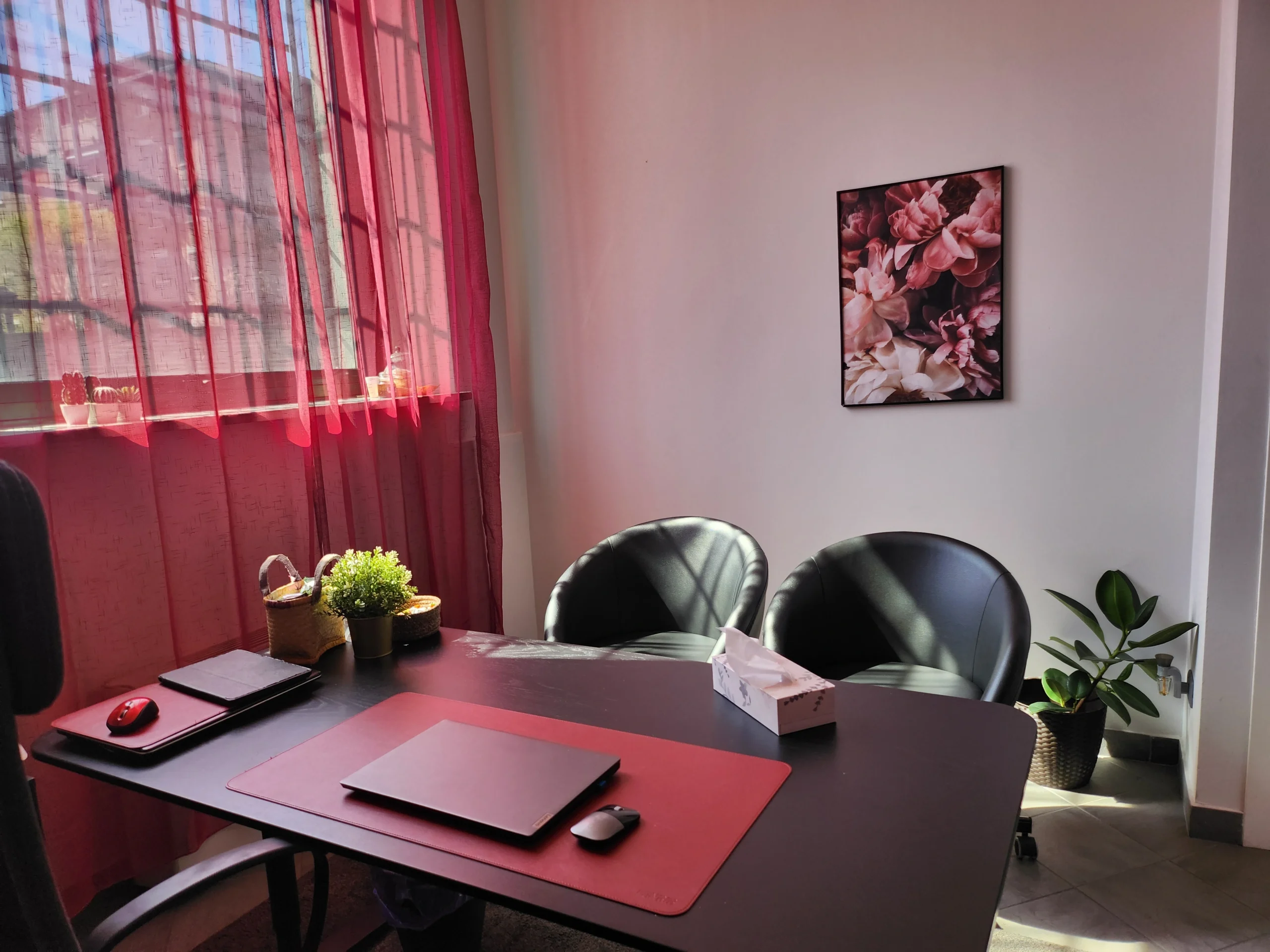 Studio del Centro Psicologia Bollate con scrivania e sedute per i colloqui